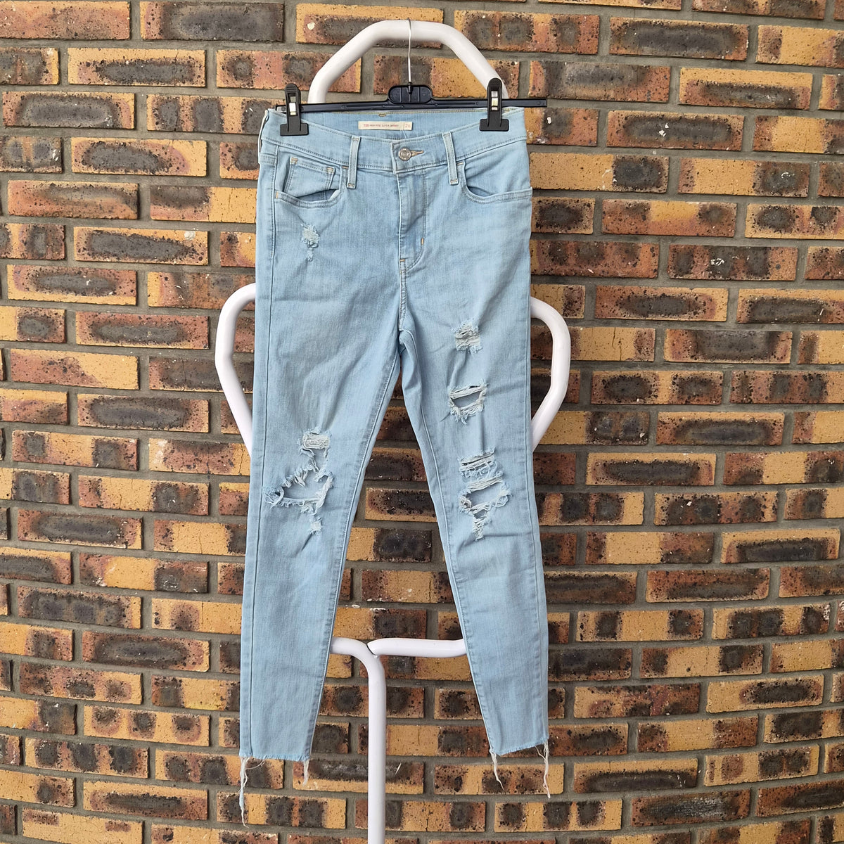 Jean Levi's 720 Super Skinny femme bleu clair W26 L28, avec déchirures décoratives, vue de face