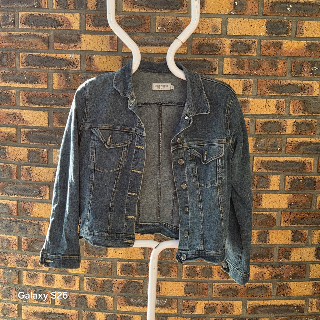 Veste en jean femme More & More bleu délavé, taille 40, vue de face avec boutons et deux poches poitrine à rabat.