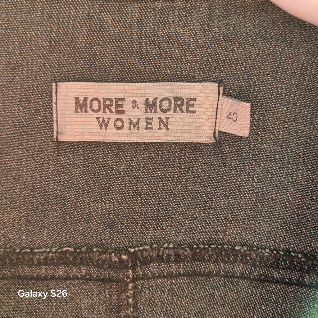 Étiquette intérieure More & More Women sur veste en jean femme bleu délavé.