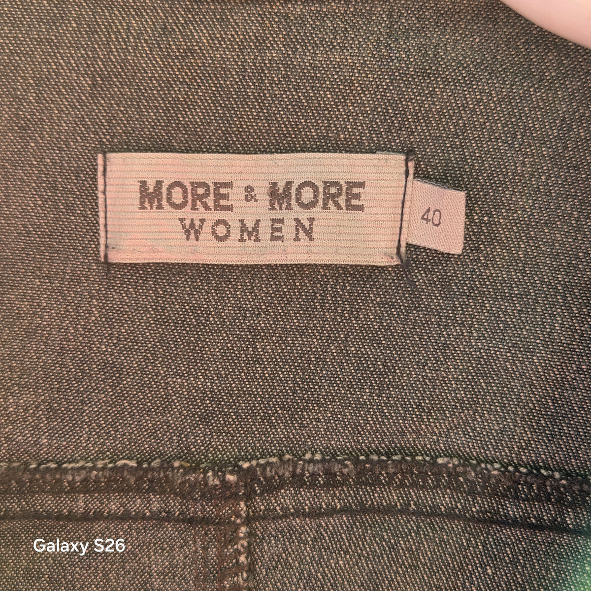 Étiquette intérieure More & More Women sur veste en jean femme bleu délavé.