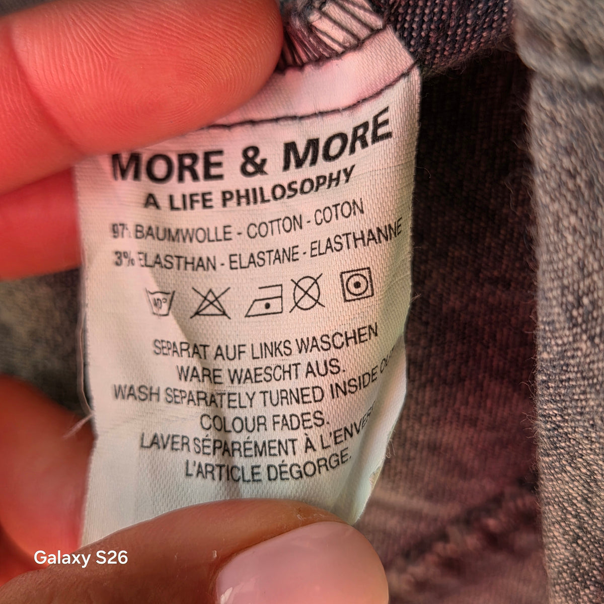 Étiquette d'entretien de la veste en jean femme More & More avec symboles et instructions de lavage.