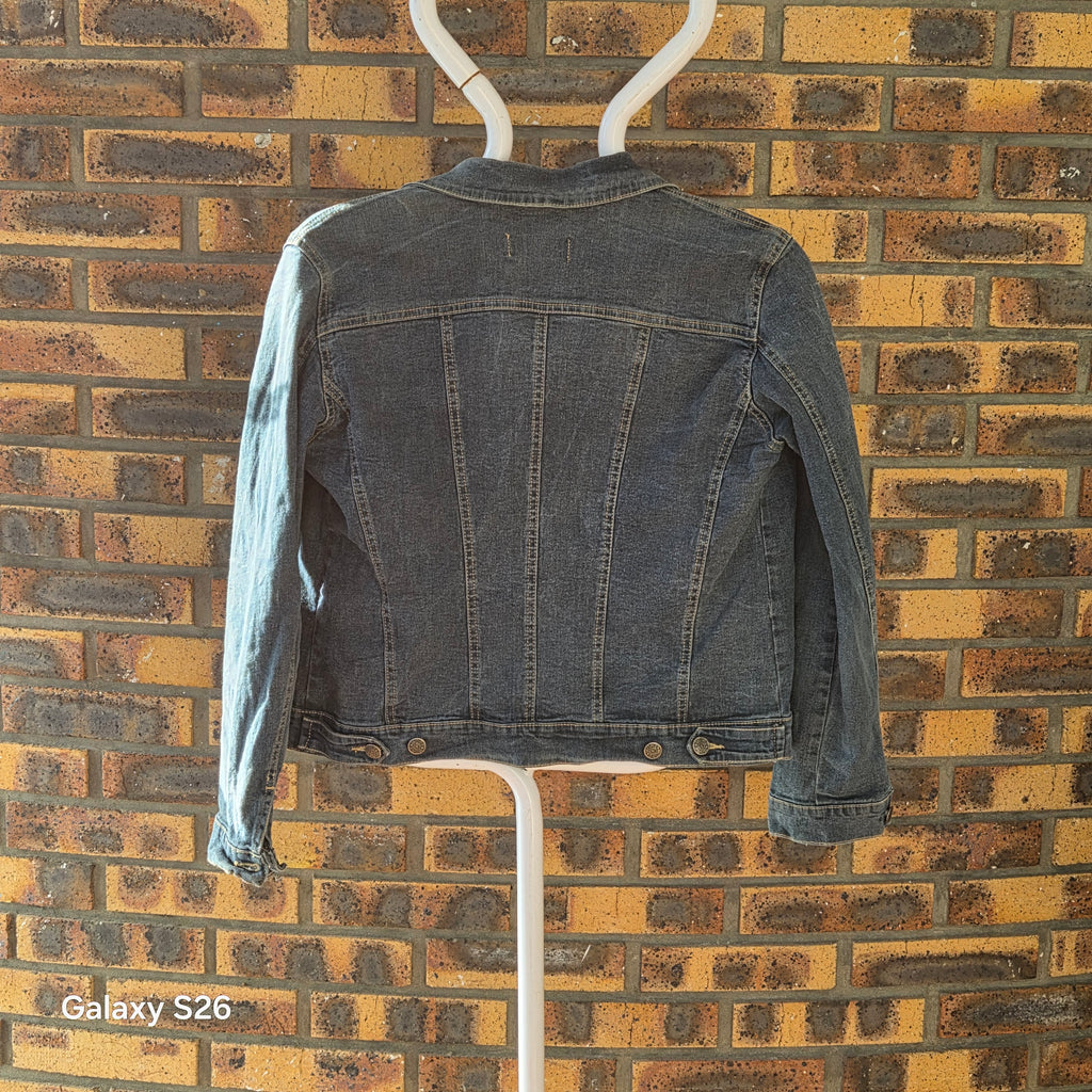 Veste en jean More & More femme taille 40, vue de dos avec coutures verticales et denim bleu délavé.