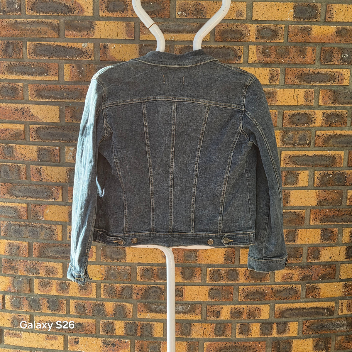Veste en jean More & More femme taille 40, vue de dos avec coutures verticales et denim bleu délavé.