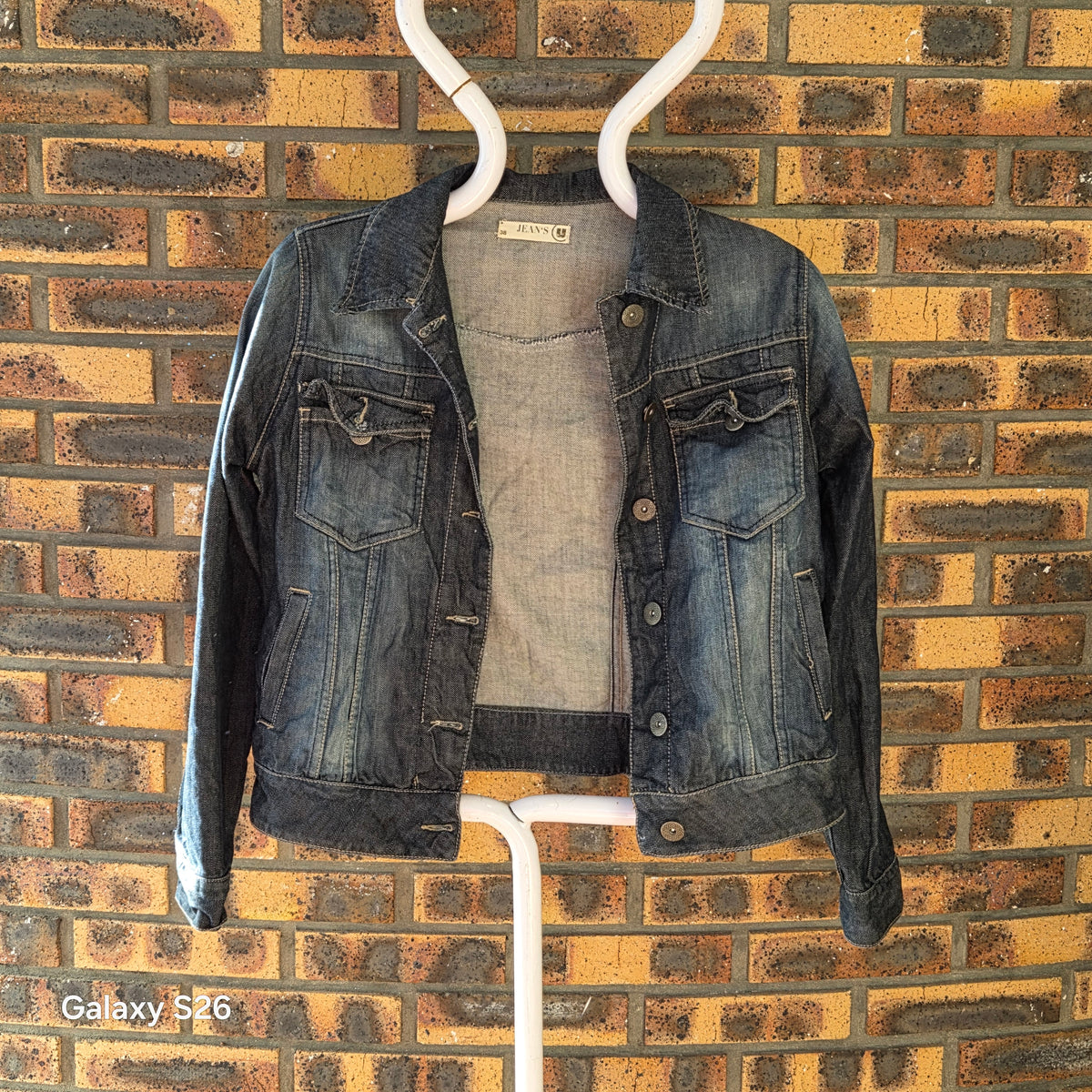 Veste en jean vintage femme Jean's U bleu foncé délavé, taille 38, vue de face avec fermeture boutonnée et poches poitrine.