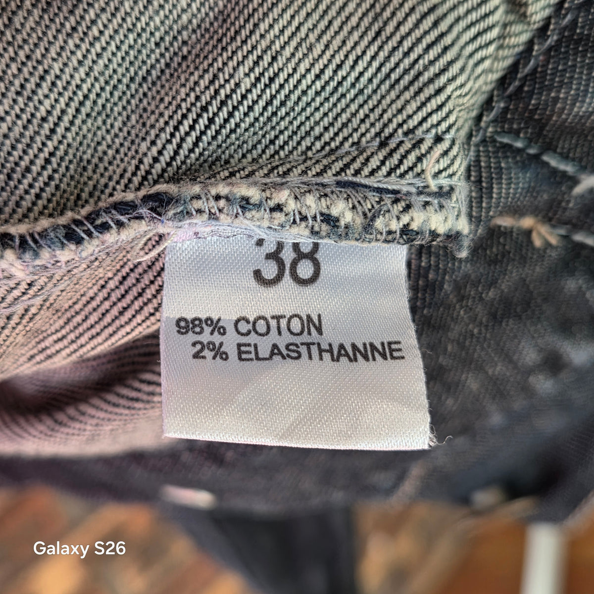 Étiquette de composition de la veste Jean's U taille 38, indiquant 98 % coton et 2 % élasthanne.