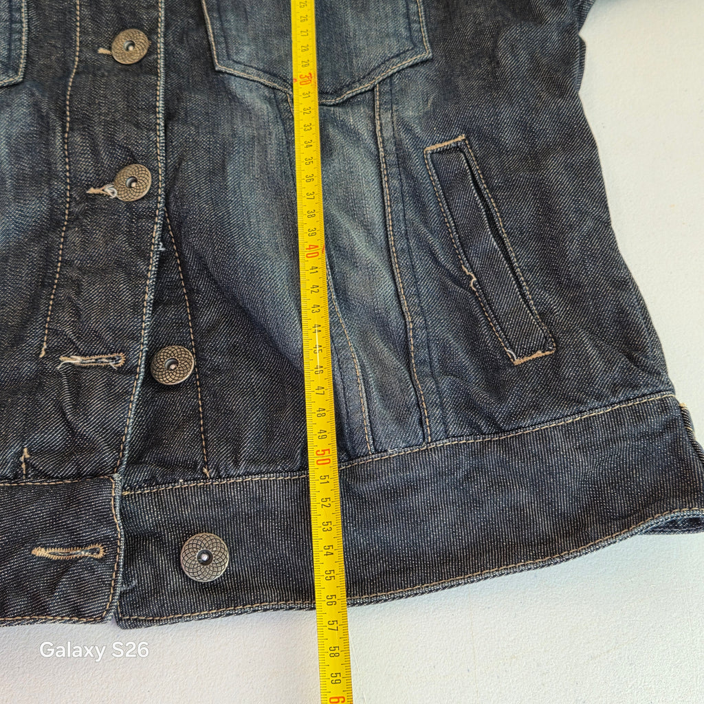 Mesure de la longueur de la veste en jean vintage femme Jean's U, présentée avec un mètre ruban.