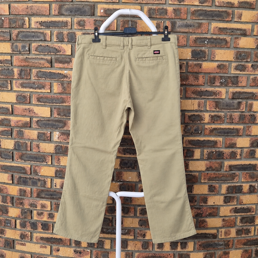 Pantalon Dickies Women Relaxed beige, vue de dos avec poches arrière