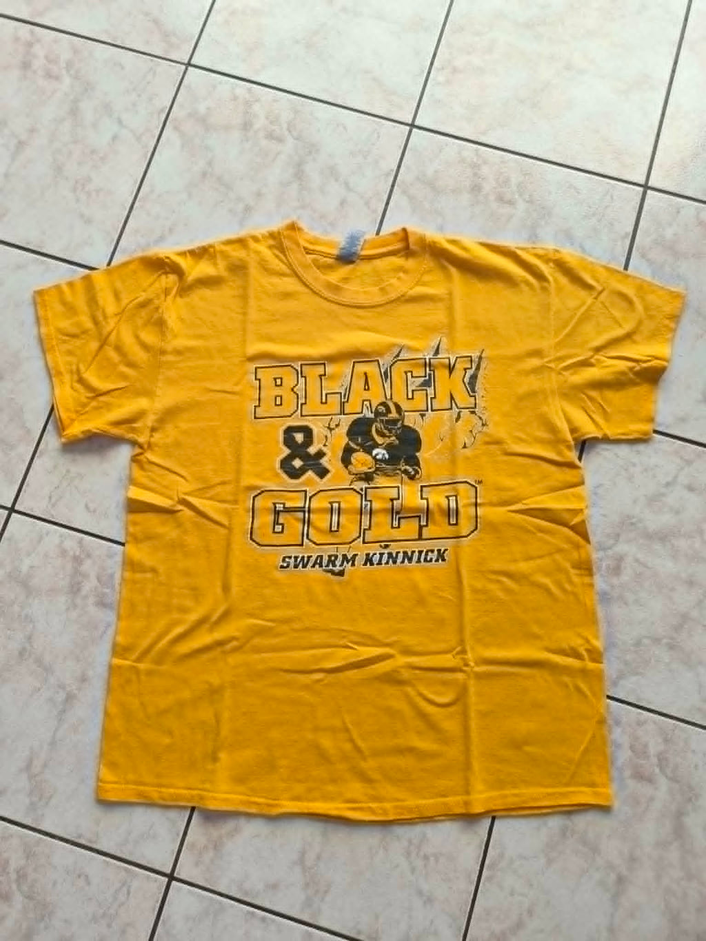 T-shirt Iowa Hawkeyes Black & Gold Swarm Kinnick — Gildan Heavy Cotton — L — Jaune Or — Très bon état