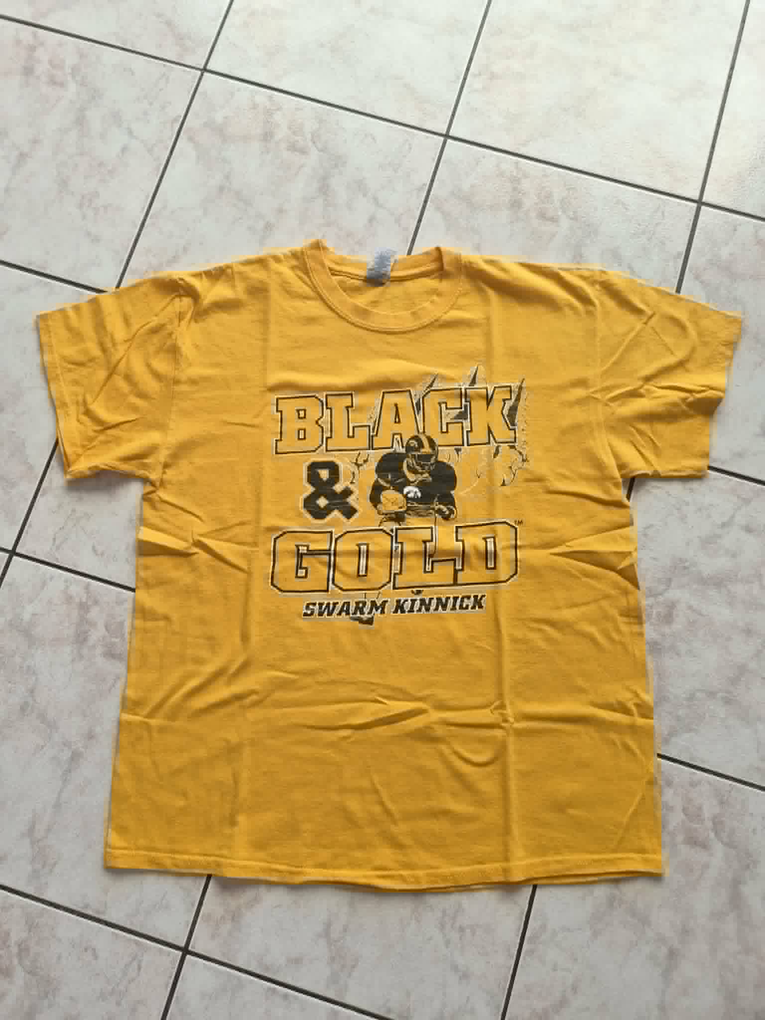 T-shirt Iowa Hawkeyes Black & Gold Swarm Kinnick — Gildan Heavy Cotton — L — Jaune Or — Très bon état